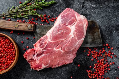 Taze domuz eti, mermer biftek. Siyah arka plan. Üst görünüm.