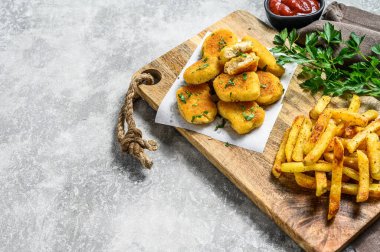 Ev yapımı çıtır tavuk nuggetları. Gri arka plan. Üst Manzara. Boşluğu kopyala.