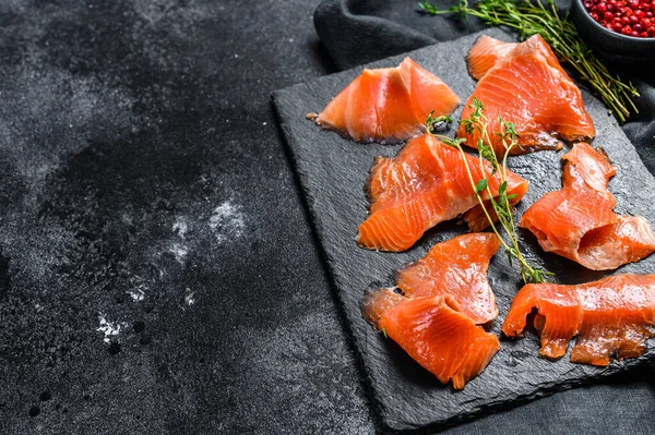 Rebanadas Salmón Ahumado Con Especias Hierbas Pescado Ecológico Fondo Negro —  Fotos de Stock