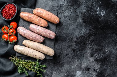 Barbekü sosis çeşitleri. Domuz eti, sığır eti, tavuk. Siyah arka plan. Üst Manzara. Boşluğu kopyala.