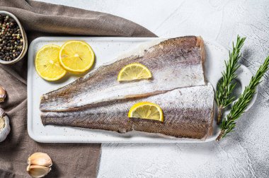 Beyaz çiğ fileto balığı. Beyaz arka plan. Üst görünüm.