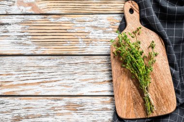 Organik kekik. Bir demet taze bitki. Beyaz arka plan. Üst Manzara. Boşluğu kopyala.