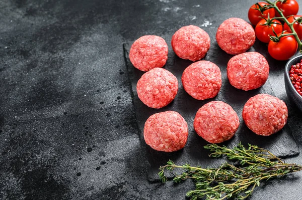 Köfteden yapılmış çiğ köfte. Siyah arka plan. Üst Manzara. Boşluğu kopyala.