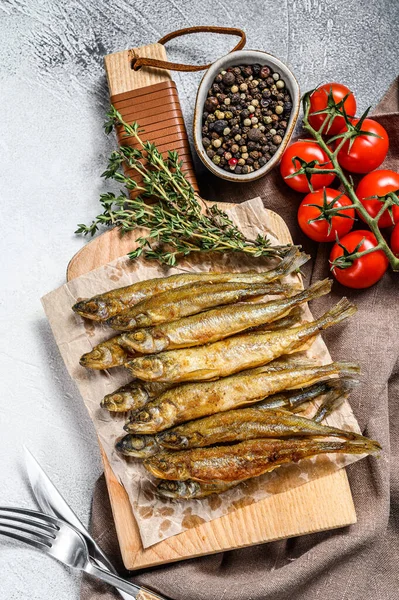 Gegrilde Geroken Vis Heerlijk Voorgerecht Grijze Achtergrond Bovenaanzicht — Stockfoto