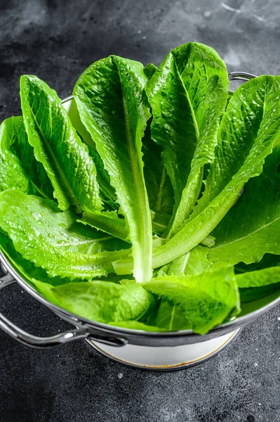 Romaine Salat Einem Sieb Schwarzer Hintergrund Ansicht Von Oben — Stockfoto