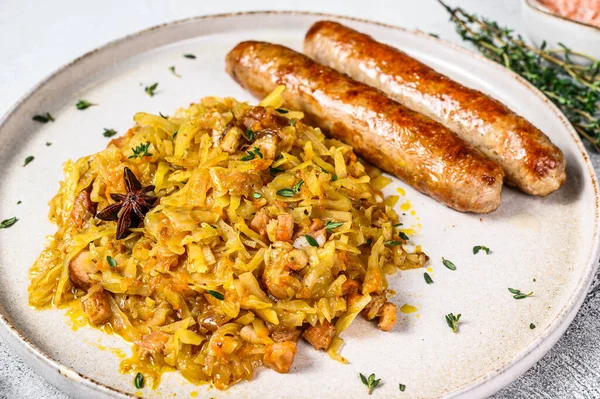 Repolho Cozido Com Cogumelos Linguiças Carne Uma Chapa Fundo Branco — Fotografia de Stock