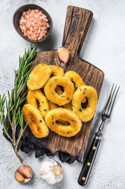 Kızarmış kalamar ve soğan halkaları. Beyaz arka plan. Üst görünüm.