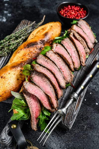 Zelfgemaakte Biefstuk Sandwich Met Gesneden Rosbief Rucola Kaas Zwarte Achtergrond — Stockfoto