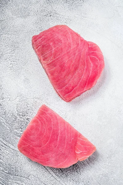 Kırsal Masada Iki Çiğ Ton Balığı Bifteği Beyaz Arka Plan — Stok fotoğraf