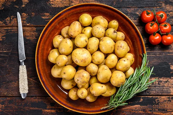 Rohe Baby Mini Kartoffeln Dunkler Holzhintergrund Ansicht Von Oben — Stockfoto