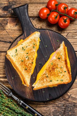 Amerikan jambonu ve erimiş peynirli sandviç. Ahşap arka plan. Üst görünüm.