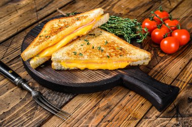 Amerikan jambonu ve erimiş peynirli sandviç. Ahşap arka plan. Üst görünüm.