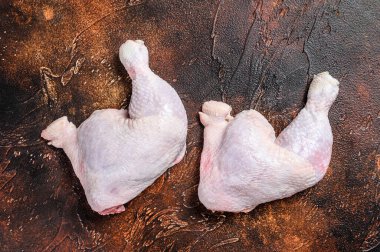 Taze çiğ tavuk budu. Beyaz arka plan. Üst görünüm.