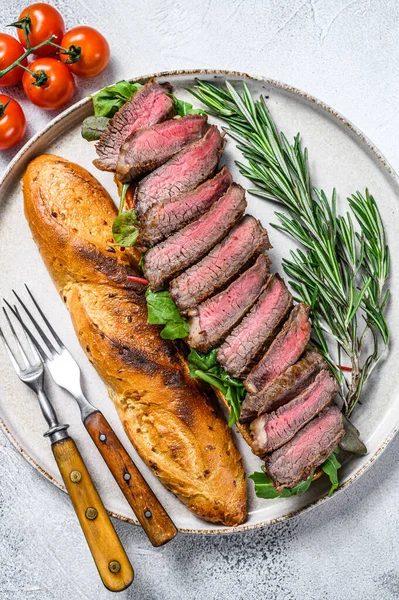 Gegrilde Zelfgemaakte Rib Eye Steak Sandwich Met Gesneden Rosbief Arugula — Stockfoto