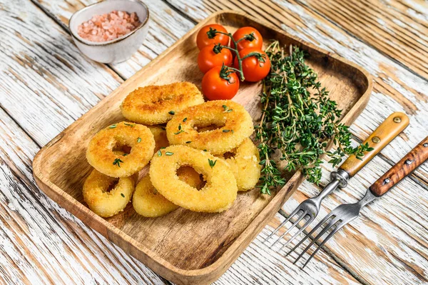 Anéis Fritos Fritos Cebola Crocante Empanados Fundo Madeira Branco Vista — Fotografia de Stock