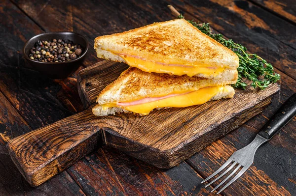 炸火腿和融化的奶酪三明治 深色木制背景 顶部视图 — 图库照片