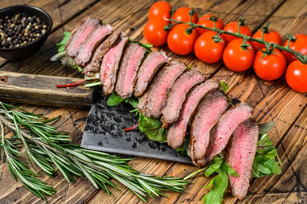 Grillad Biffmacka Med Ruccola Och Ost Köttyxa Trä Bakgrund Ovanifrån — Stockfoto