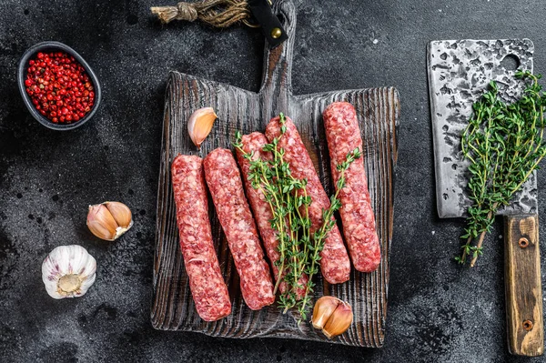Färsk Rått Nötkött Kebab Korv Skärbräda Svart Bakgrund Ovanifrån — Stockfoto