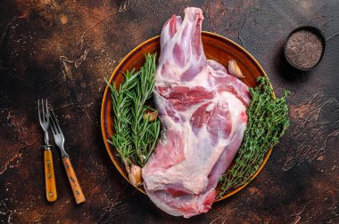 Tabakta taze çiğ kuzu eti. Koyu ahşap arka plan. Üst görünüm.