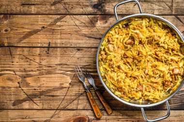 Bigos lahanası et, mantar ve sosisle pişirilmiş. Ahşap arka plan. Üst Manzara. Boşluğu kopyala.