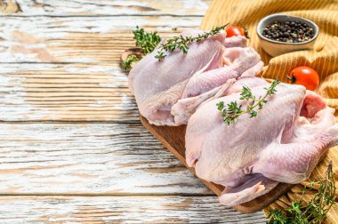 Kekik ve baharatlı çiğ tavuk. Beyaz arka plan. Üst Manzara. Boşluğu kopyala.