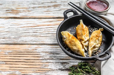 Tavada kızarmış hamur köftesi, Çin yemeği. Beyaz arka plan. Üst Manzara. Boşluğu kopyala.