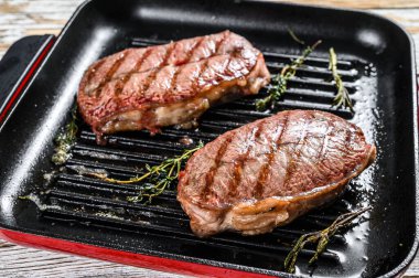 Biftek yemeye hazır. Top Blade bifteği, siyah Angus eti. Gri arka plan. Üst görünüm.