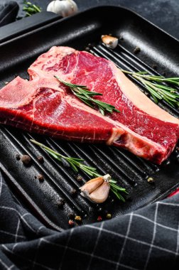 Biftek. Çiğ biftek. Organik et. Siyah arka plan. Üst görünüm.