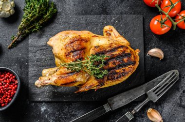 Bütün çiftlik tavuğunu pişirdim. Siyah arka plan. Üst görünüm.