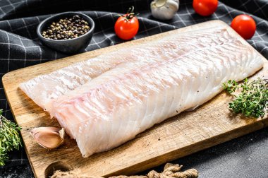 Taze çiğ morina filetosu ve kekik. Siyah arka plan. Üst görünüm.