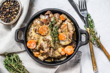 Mantarlı ve kremalı Stroganoff tavuk ciğeri. Beyaz arka plan. Üst görünüm.