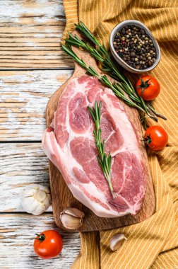 Çiğ domuz boynu, sebze yaprakları ve baharatlarla et doğrar. Beyaz arka plan. Üst görünüm.