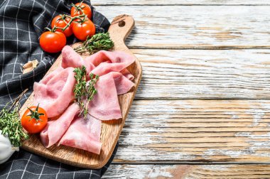 Jambonlu Sosis. Geleneksel Alman jambonu. Beyaz ahşap arka plan. Üst Manzara. Boşluğu kopyala.