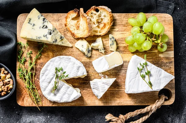 Prato Queijo Com Camembert Brie Queijo Azul Com Uvas Nozes — Fotografia de Stock