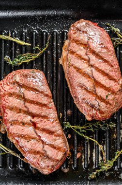 Biftek yemeye hazır. Top Blade bifteği, siyah Angus eti. Gri arka plan. Üst görünüm.