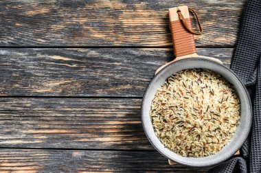 Organik pirinç, kasede karışık pirinç. Siyah arka plan. Üst Manzara. Boşluğu kopyala.