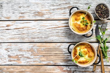 Tavada mikro yeşillik ve peynirli omlet. Beyaz ahşap arka plan. Üst Manzara. Boşluğu kopyala.