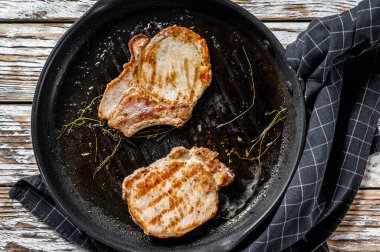 Izgara domuz pirzolası. Organik et. Beyaz arka plan. Üst görünüm.