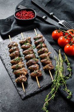 Tavuk kalpli ızgara şiş kebap. Siyah arka plan. Üst görünüm.