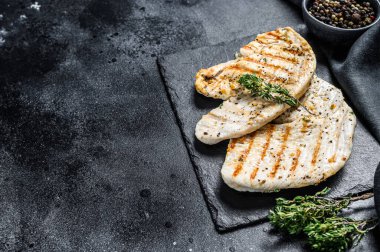 Izgara hindi göğsü bifteği. Siyah arka plan. Üst Manzara. Boşluğu kopyala.