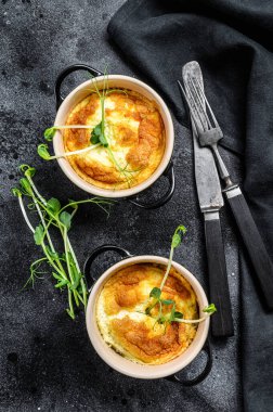 Tavada servis edilen İspanyol patates omleti tortilla. Siyah arka plan. Üst görünüm.