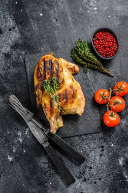 Bütün çiftlik tavuğunu pişirdim. Siyah arka plan. Üst görünüm.