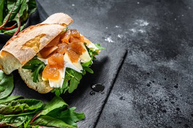 Keçi peynirli armut bruschetta, pazı ve balzamik sirke. Siyah arka plan. Üst Manzara. Boşluğu kopyala.