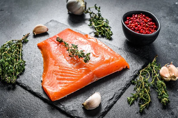 Füme Atlantik somon filetosu. Organik balık. Siyah arka plan. Üst görünüm.