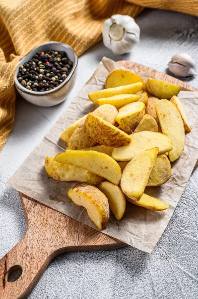 Batatas Fritas Congeladas Uma Tábua Corte Madeira Fundo Branco Vista — Fotografia de Stock