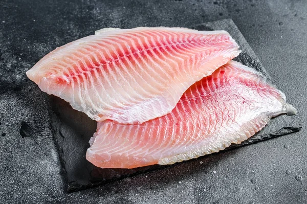 Filé Tilapia Skärbräda Svart Bakgrund Ovanifrån — Stockfoto