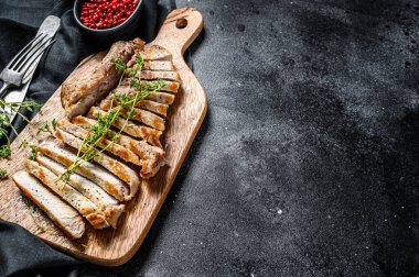 Dilimlenmiş domuz pirzolası. Organik biftek. Siyah arka plan. Üst Manzara. Boşluğu kopyala.