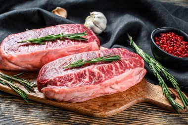 Çiğ organik et Twagyu istiridye üstü bıçaklı biftek. Siyah ahşap arka plan. Üst görünüm.