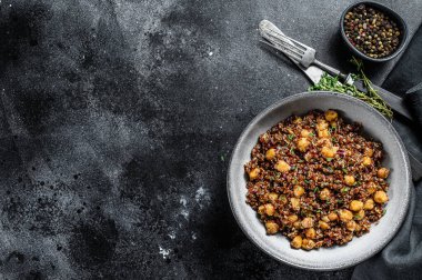 Nohut ve kekik ile kinoa salatası. Süper yemek. Siyah arka plan. Üst Manzara. Boşluğu kopyala.