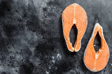 Çiğ somon bifteği, organik balık. Siyah arka plan. Üst Manzara. Boşluğu kopyala.